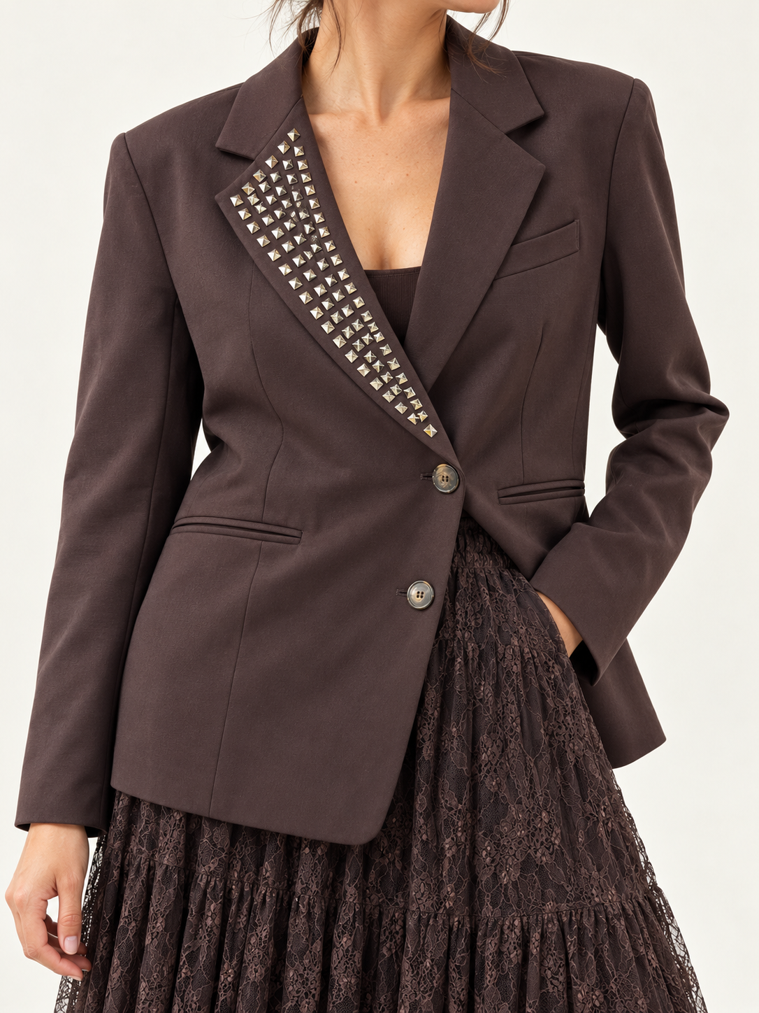 Tensione In – Tailleur marrone con borchie e gonna in merletto - dettaglio