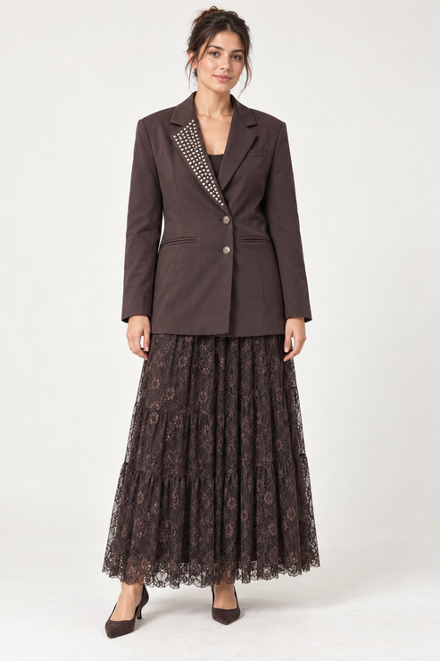 Tensione In – Tailleur marrone con borchie e gonna in merletto - fronte