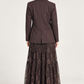 Tensione In – Tailleur marrone con borchie e gonna in merletto - retro