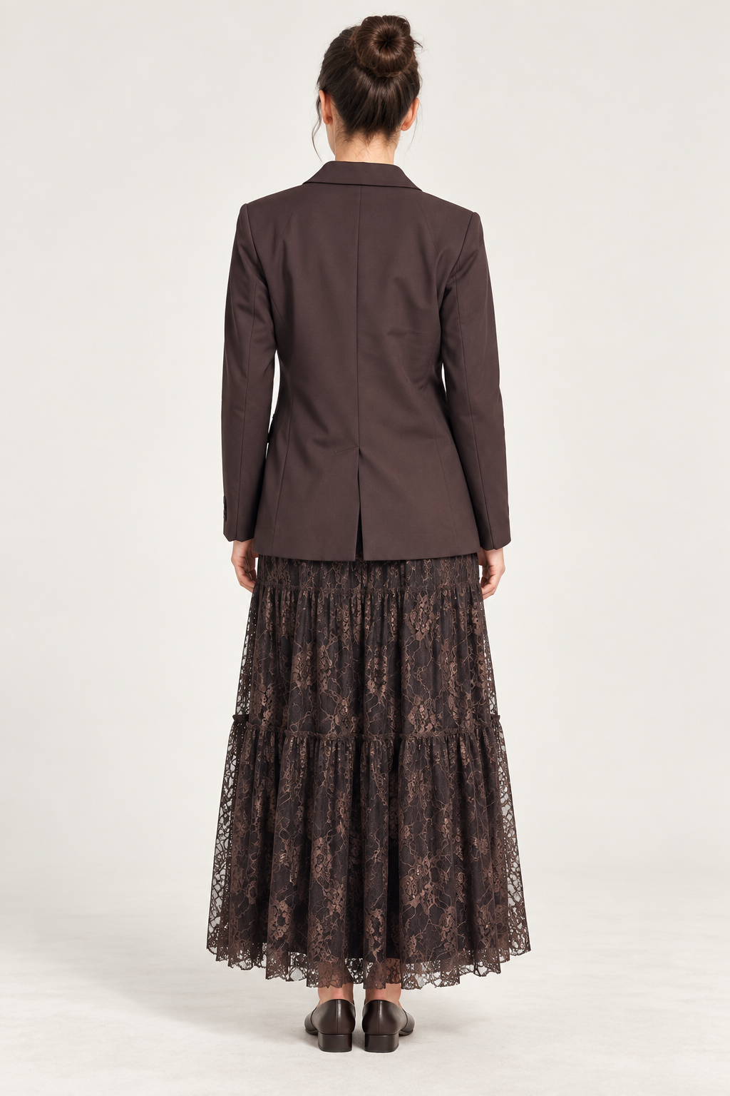 Tensione In – Tailleur marrone con borchie e gonna in merletto - retro