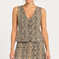 Tailleur Tensione In tre pezzi con gonna, dettaglio gilet e gonna su modella