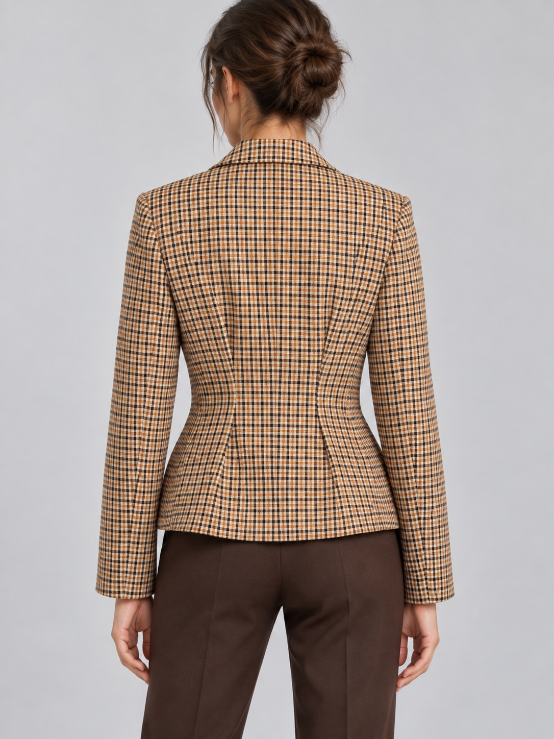 Giacca Tensione In a quadretti su modella – retro