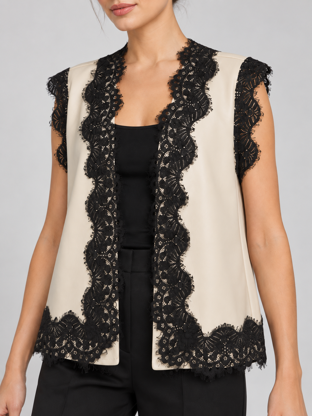 Gilet Tensione In avorio con pizzo nero – dettaglio