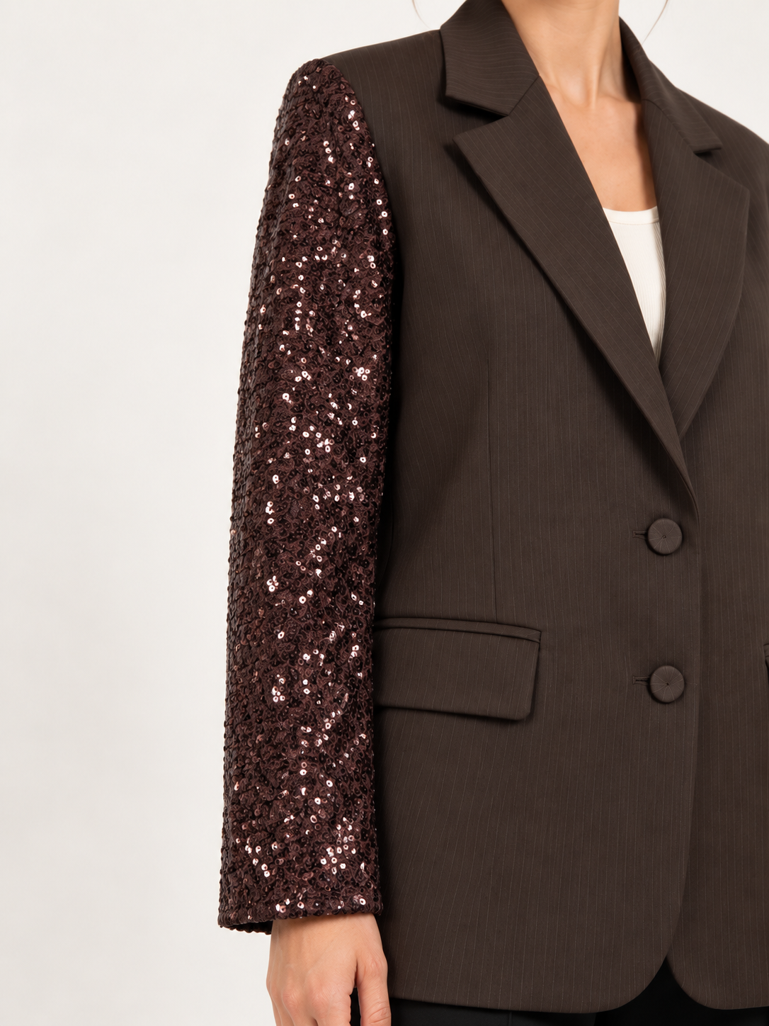 Giacca Tensione In paillettes su modella dettaglio