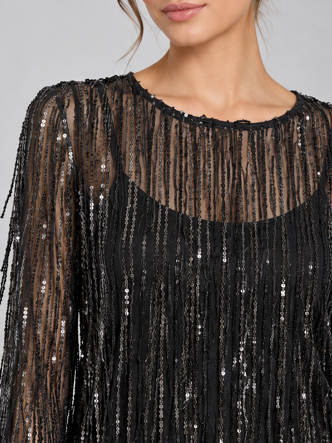 Dettaglio paillettes e tulle della shirt Tensione In