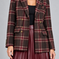 Tailleur Tensione In a quadri con gonna bordeaux su modella – dettaglio