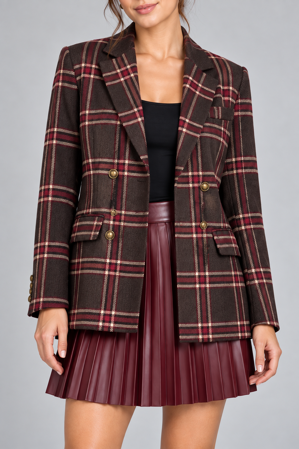 Tailleur Tensione In a quadri con gonna bordeaux su modella – dettaglio