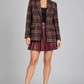 Tailleur Tensione In a quadri con gonna bordeaux su modella – fronte
