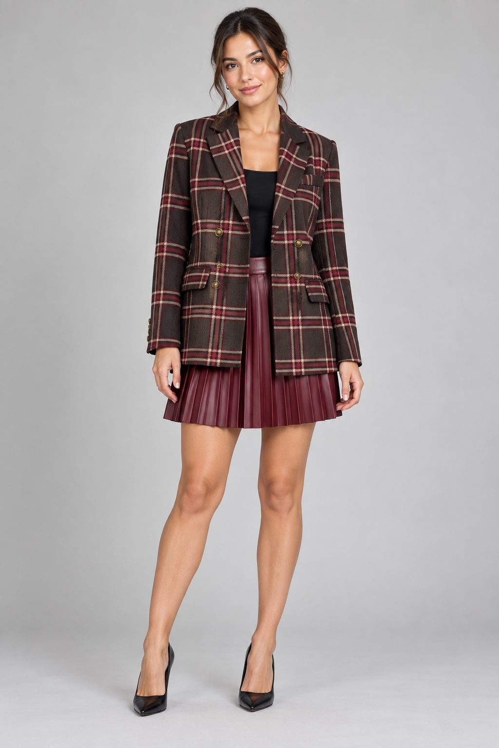 Tailleur Tensione In a quadri con gonna bordeaux su modella – fronte