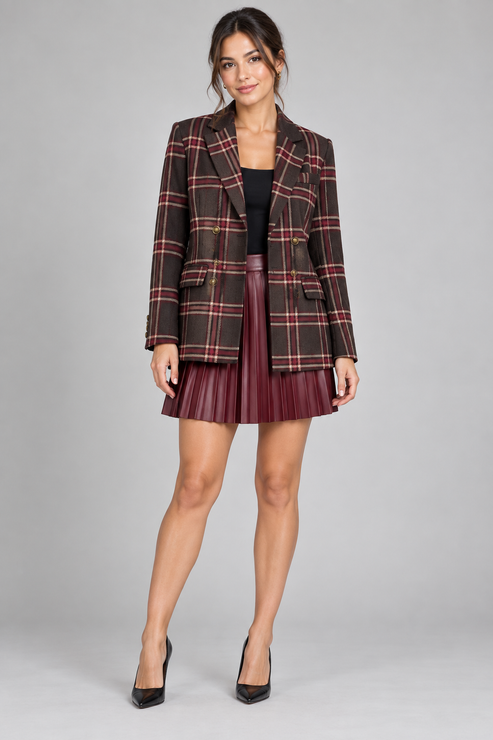 Tailleur Tensione In a quadri con gonna bordeaux su modella – fronte