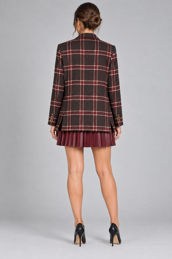 Tailleur Tensione In a quadri con gonna bordeaux su modella – retro