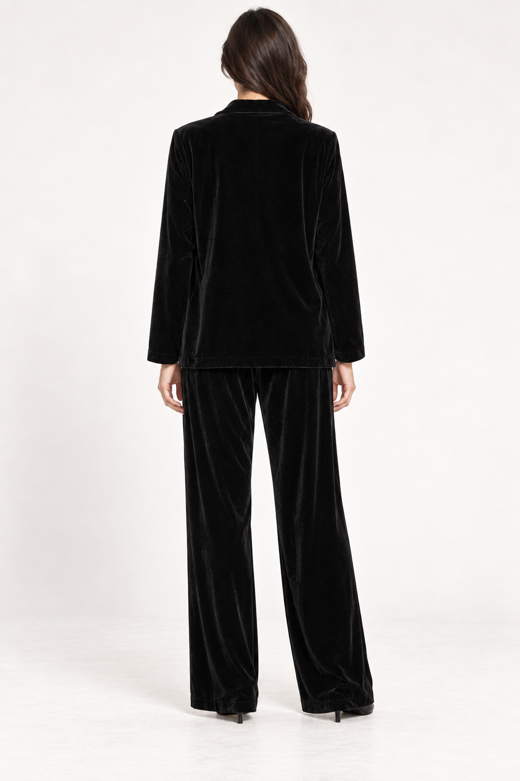 Tensione In tailleur nero in velluto, retro su modella